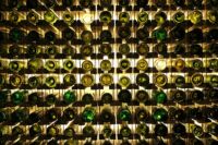 Bevizsgálják Tolcsván a muzeális tokaji borok gyűjteményét